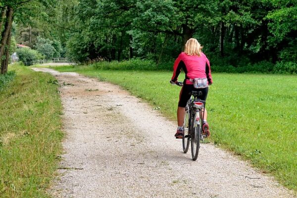 Donna in bici: quante calorie si possono perdere pedalando?